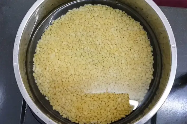 Bước 1: Ngâm Gạo Và Đậu Xanh