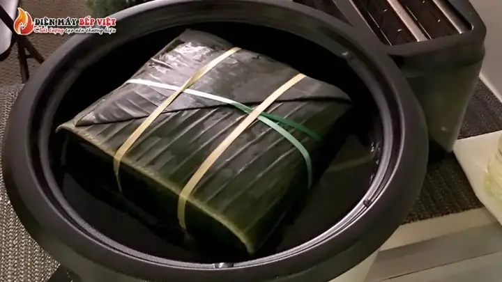 Cách luộc bánh chưng bằng nồi cơm điện đơn giản, dễ làm Cách luộc bánh chưng bằng nồi cơm điện đơn giản, dễ làm