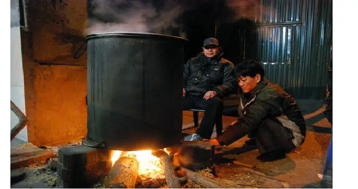 1. Dùng Nồi Tôn (tole) Để Nấu Bánh Chưng Xanh Tự Nhiên 1. Dùng Nồi Tôn (tole) Để Nấu Bánh Chưng Xanh Tự Nhiên