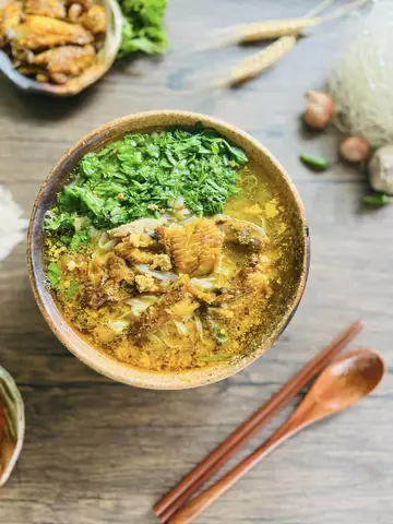 Cuối tuần là thời gian tuyệt vời nhất để cả gia đình cùng nhau chuẩn bị những món ăn ngon, bổ và hấp dẫn. Một bát bánh đa cá rô đầy ú ụ, thơm nức chắc chắn sẽ khiến những người khó tính nhất cũng cảm thấy hài lòng.