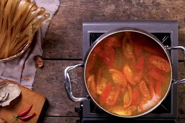 Bước 6: Nấu nước dùng bánh đa cua Bước 6: Nấu nước dùng bánh đa cua