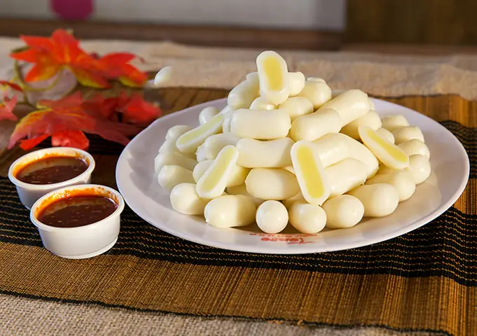 Cách nấu bánh gạo nhân phô mai dẻo ngon tại nhà