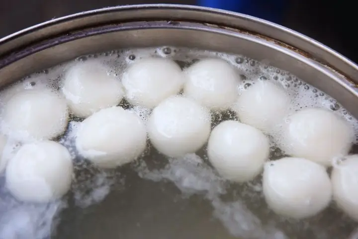 Nấu Món Chè Trôi Nước Nhân Mặn Lạ Miệng