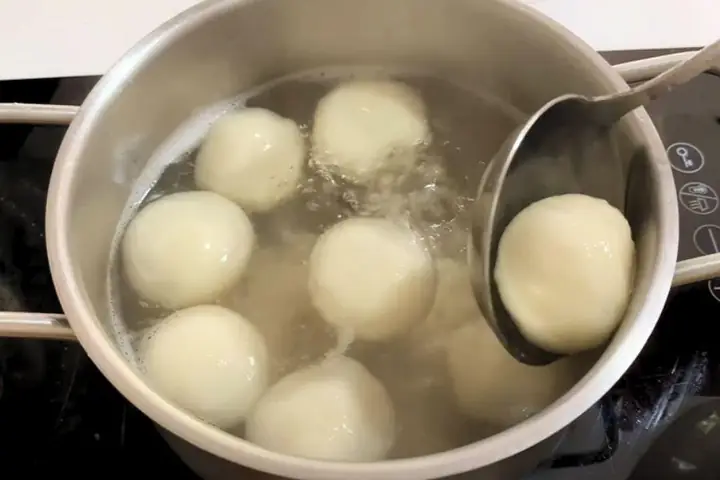 Cách Làm Món Chè Trôi Nước Nhân Mè Đen Dẻo Mịn