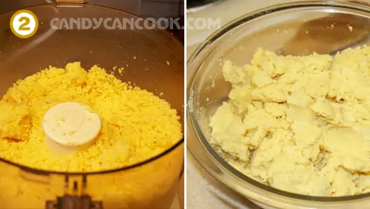 Đậu xanh hấp chín rồi xay nghiền nát Đậu xanh hấp chín rồi xay nghiền nát