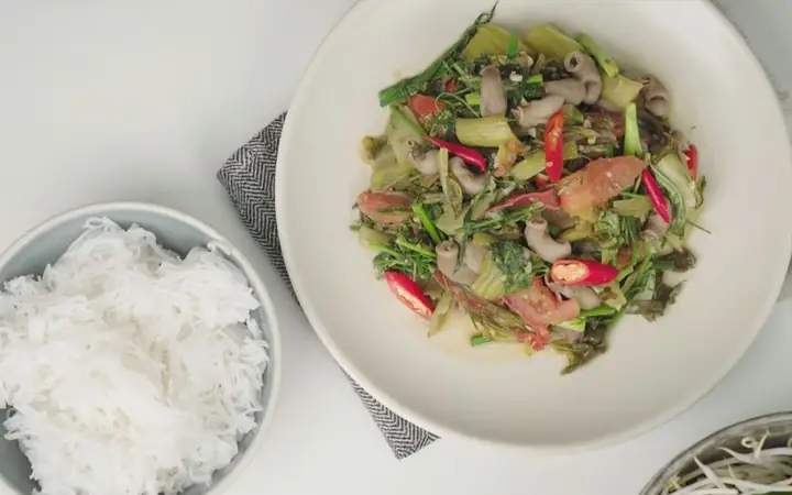 1. Bao Tử Cá Basa Xào Cải Chua (dưa Chua)