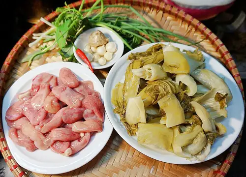 Vị giòn sần sật của bao tử cá ba sa quyện cùng vị chua chua của dưa cải với chút thơm nồng của gừng, rau răm, hành tăm thực sự hấp dẫn. Vị giòn sần sật của bao tử cá ba sa quyện cùng vị chua chua của dưa cải với chút thơm nồng của gừng, rau răm, hành tăm thực sự hấp dẫn.