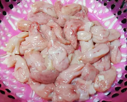 Vị giòn sần sật của bao tử cá ba sa quyện cùng vị chua chua của dưa cải với chút thơm nồng của gừng, rau răm, hành tăm thực sự hấp dẫn. Vị giòn sần sật của bao tử cá ba sa quyện cùng vị chua chua của dưa cải với chút thơm nồng của gừng, rau răm, hành tăm thực sự hấp dẫn.