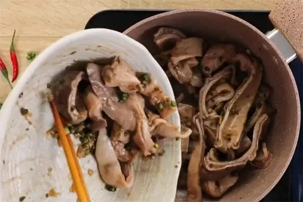 Bước 3: Ướp Và Xào Bao Tử