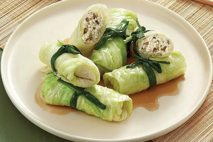 1. Cách làm bắp cải cuốn thịt hấp ngon mát lành