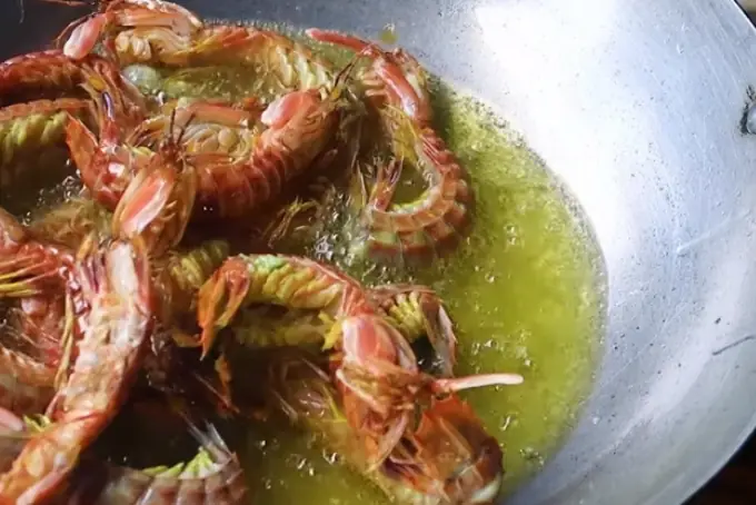 Bước 2: Chiên Vàng Bề Bề