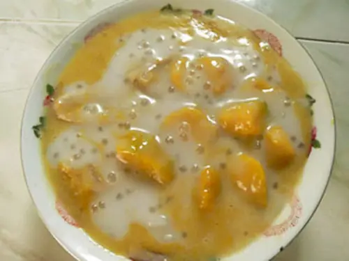 Bí Rợ Là Thực Vật Thuở Trước Mọc Hoang Rải Rác Ở Bìa Rừng, Sau Này Được Con Người Đem Về Trồng Trong Vườn Nhà. Dây Bí Bò Mọc Lan Trên Mặt Đất, Cho Bông Màu Vàng Tươi.