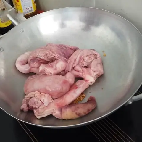 Sơ chế và xào bím bò