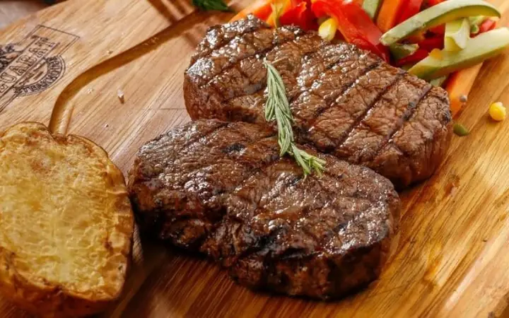 Bước 4: Trình Bày Món Bò Bít Tết Sốt Bơ Tỏi Bước 4: Trình Bày Món Bò Bít Tết Sốt Bơ Tỏi