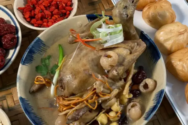 II. Bồ câu hầm đông trùng hạ thảo với hạt sen