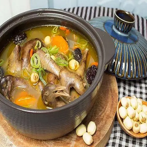 Sơ chế nguyên liệu cho món bồ câu tiềm thuốc bắc