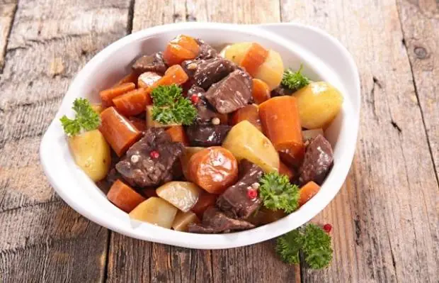 Bò hầm rau củ ăn với cơm, bánh mì hoặc bún tươi đều rất ngon Bò hầm rau củ ăn với cơm, bánh mì hoặc bún tươi đều rất ngon