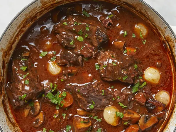 Bước 7: Hầm thịt bò với nước sốt rượu vang đỏ