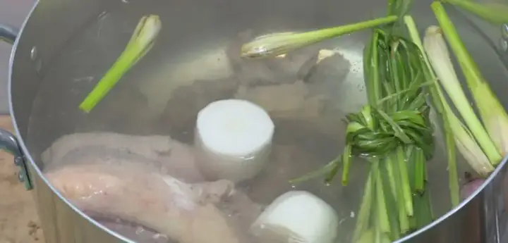 Bước 2: Tiến Hành Làm Nước Hầm Xương Thịt