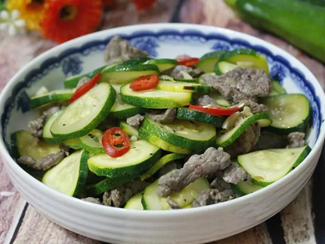 Thanh Nhiệt Cơ Thể Với Bí Ngòi Xào Thịt Bò