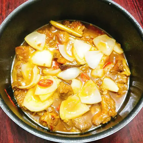 Bước 3: Nấu Bò Kho Với Nước Cốt Dừa Tươi