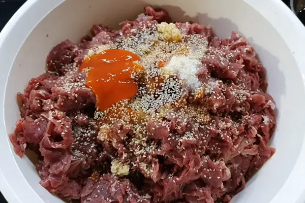 Bước 2: Ướp bò né khổ qua