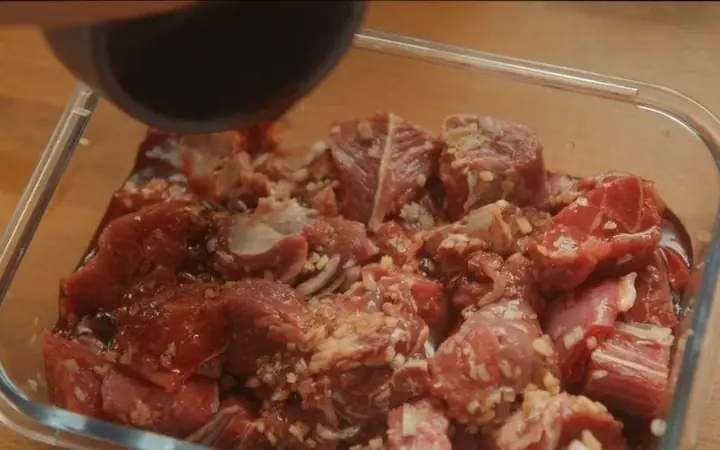 Ướp Thịt – Bí Quyết Để Món Sốt Vang Đậm Vị