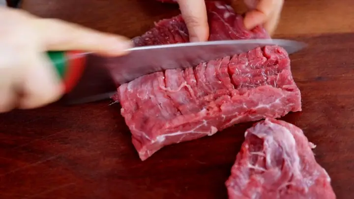 Đây là một trong những món ăn được yêu thích nhất ở Hàn Quốc với bò có vị đậm đà, bùi bùi thêm một chút dai dai ăn cùng cơm nóng thì ngon hết sảy. Đây là một trong những món ăn được yêu thích nhất ở Hàn Quốc với bò có vị đậm đà, bùi bùi thêm một chút dai dai ăn cùng cơm nóng thì ngon hết sảy.