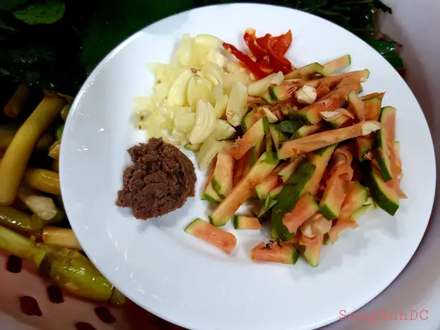 Mẹ Đảm 7x Thành Thạo Chế Biến Bồng Khoai Đã Nhiều Năm Mẹ Đảm 7x Thành Thạo Chế Biến Bồng Khoai Đã Nhiều Năm