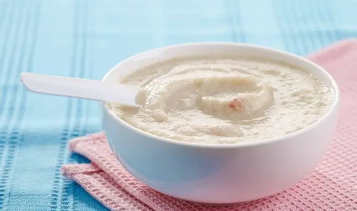 2Vì sao pha bột ăn dặm bị vón cục?