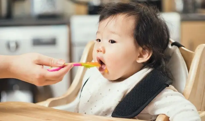 1Dấu hiệu bé muốn ăn dặm