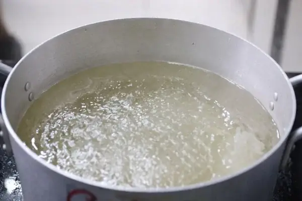 Bước 2: Nấu nước đường và sơ chế nhãn Bước 2: Nấu nước đường và sơ chế nhãn