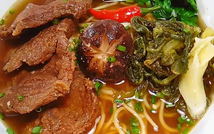 Bước 6: Chan nước dùng dùng và thưởng thức