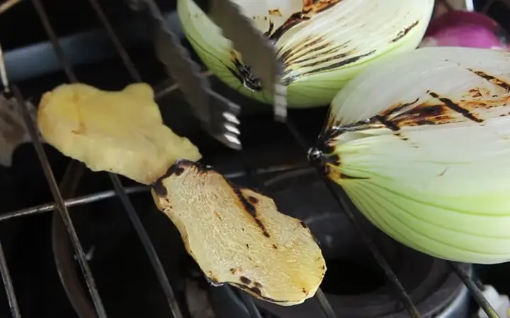 Bước 2: Đập Dập Hành, Tỏi, Sả, Gừng