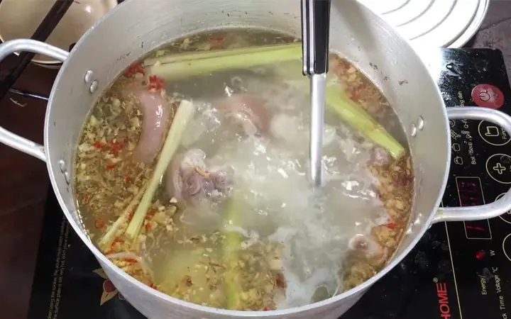 Bước 4: Chế Biến Nồi Nước Dùng