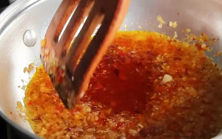 Bước 3: Tạo Nước Sa Tế Cay Nồng