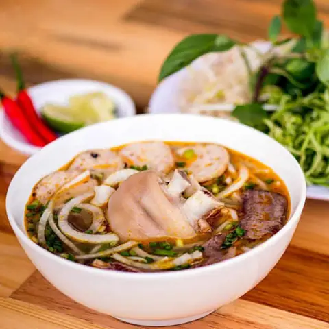 Bước 5: Hoàn thành món bún bò Huế