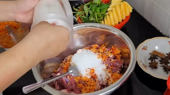 Bước 1:Sơ chế và ướp thịt bò Bước 1:Sơ chế và ướp thịt bò