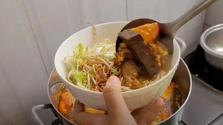 Bước 4:Múc bún bò ra tô Bước 4:Múc bún bò ra tô