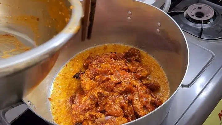 Bước 3:Hầm thịt bò và nấu nước dùng Bước 3:Hầm thịt bò và nấu nước dùng