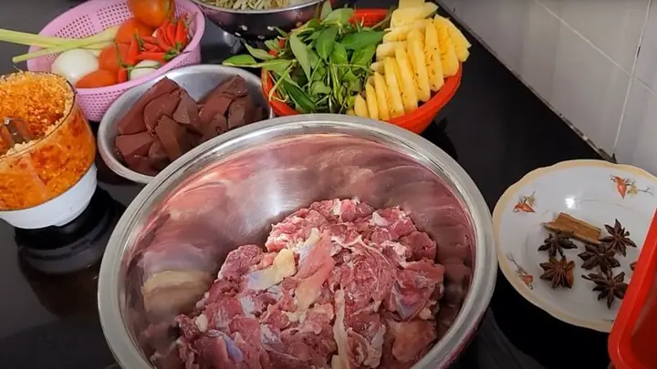 1Nguyên liệu làm món bún bò rau răm Phan Thiết 1Nguyên liệu làm món bún bò rau răm Phan Thiết