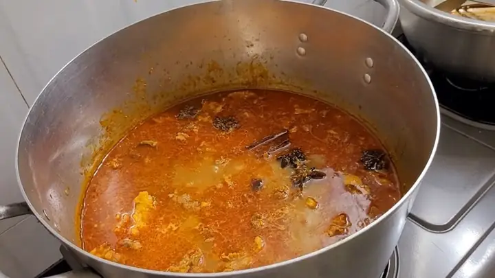 Bước 3:Hầm thịt bò và nấu nước dùng Bước 3:Hầm thịt bò và nấu nước dùng