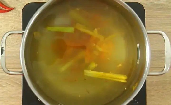 Bước 3: Nấu Nước Dùng Cho Bún Cá Châu Đốc