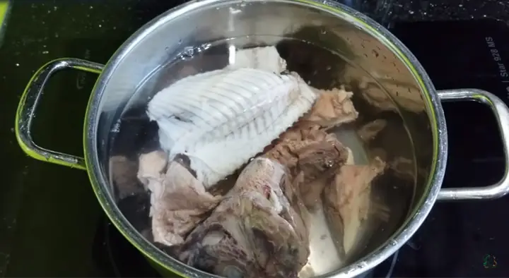 Nấu nước hầm xương Nấu nước hầm xương