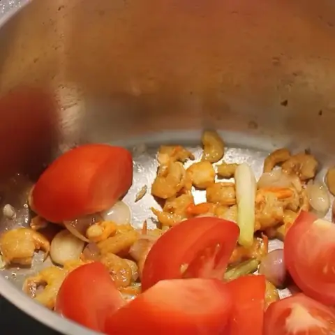 Nấu nước lèo bún cá rau cần