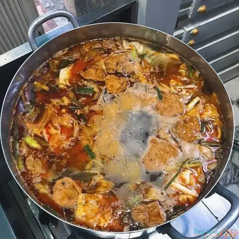 Bước 1: Nấu nước dùng