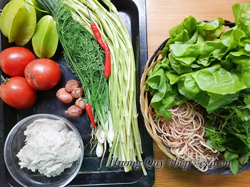 Thưởng thức bún cả cá viên vừa ngon lại nóng hổi thế này ai cũng thích.