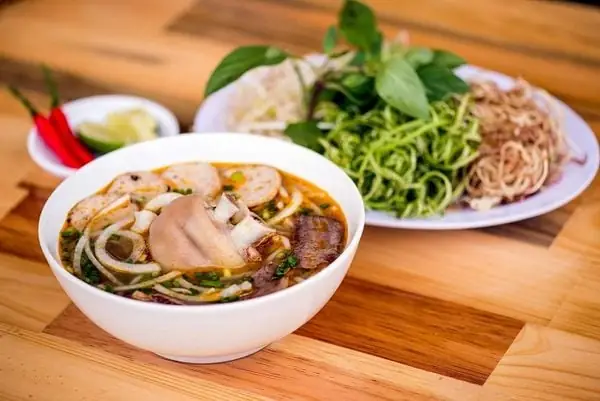 2. Cách làm bún bò chả lụa Huế