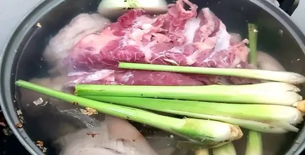 2. Cách làm bún bò chả lụa Huế