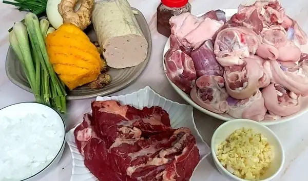 1. Nguyên liệu làm bún bò chả lụa Huế